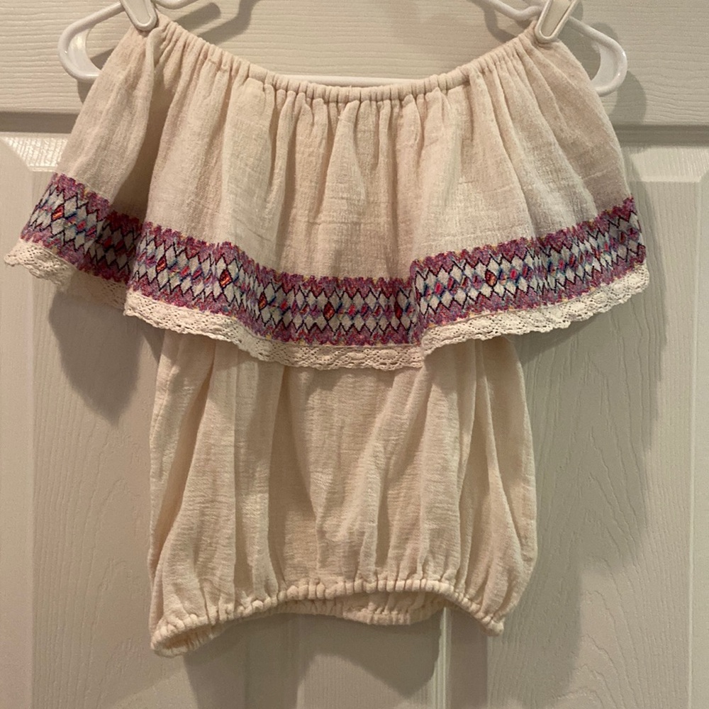 Billabong, gauze, shirt. Can be worn on or off the shoulder.